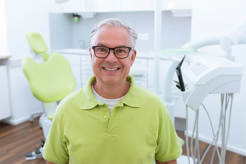 Dr. Markus Hartwig in seiner Praxis in Kelheim